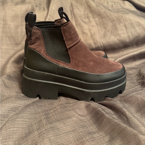 UGG Women’s Brisbane Chelsea Cedar Brown Black Suede Ankle Boots Size 7 - Picture 2 of 7